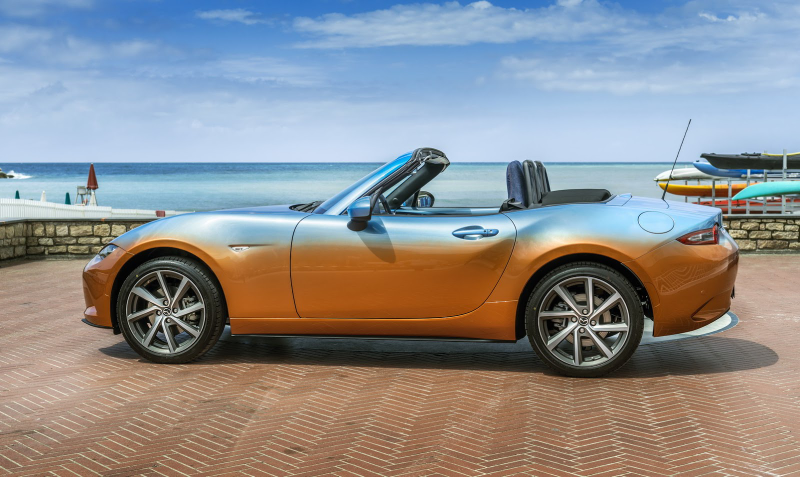 Illustration for article titled Placate Your Fears Of Global Economic Collapse With This Two-Tone Miata With A Denim Interior